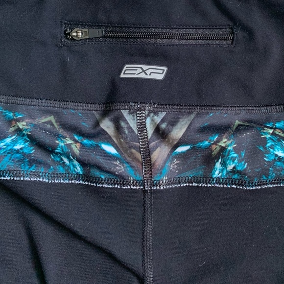 Express capri leggings with mesh detail - Picture 5 of 7